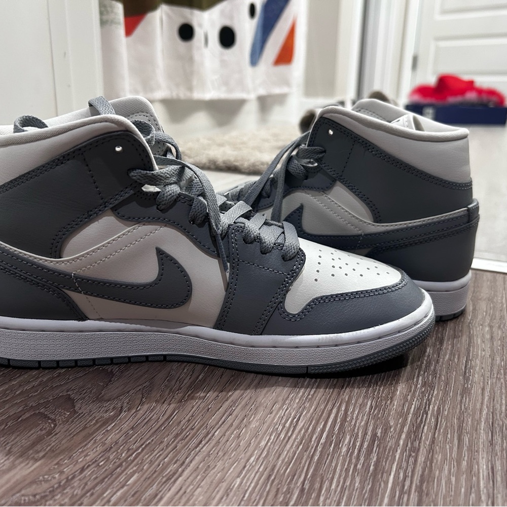 Nike Gray Jordan 1Sneakers